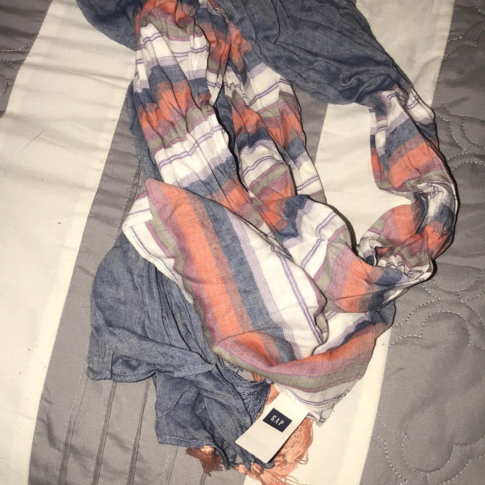 Gap scarf